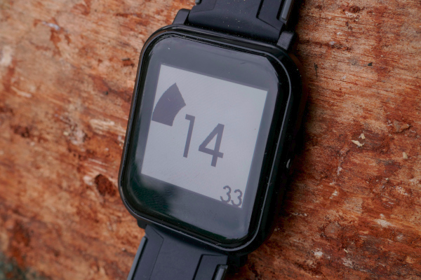 A smart watch on a wooden background. It reads "14", and there's a 30° arc to the left of the number, centered on the number. There's a small "33" in the lower right corner.